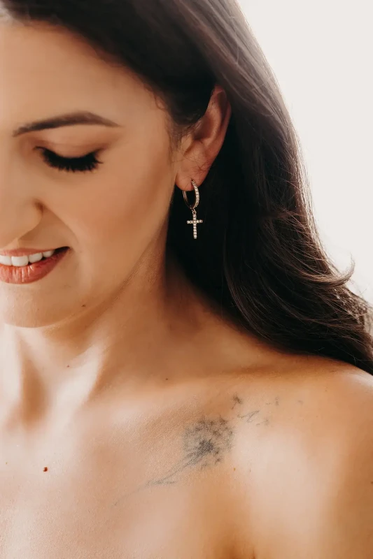 Kolczyki-z-krzyzami-srebrne-pozlacane (4).webp