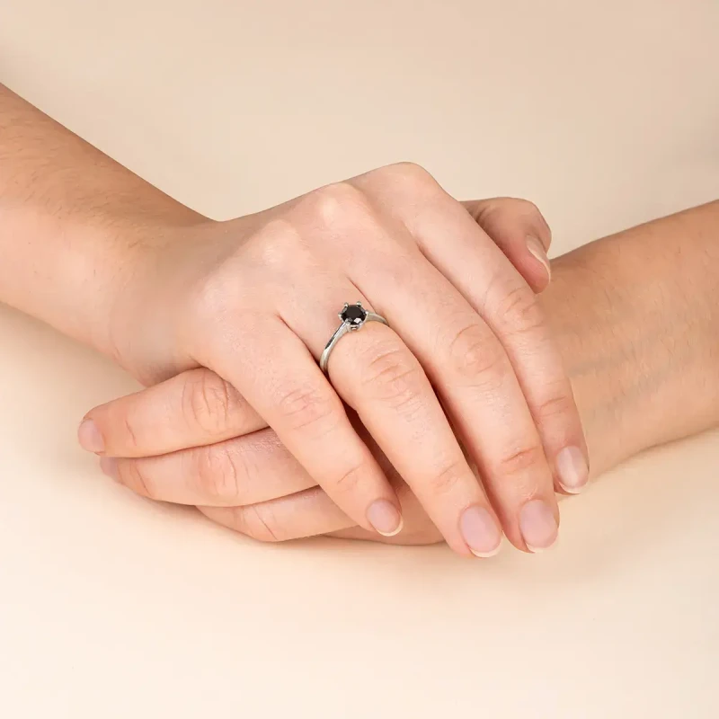 pierscionek-zareczynowy-z-czarnym-diamentem-033ct-biale-zloto (5).webp