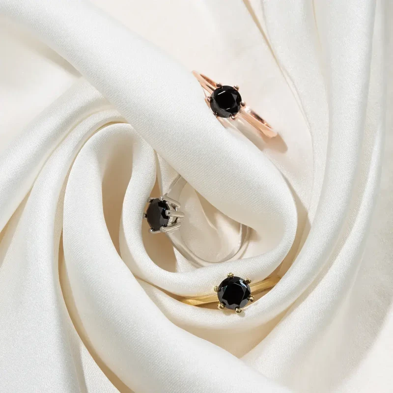 pierscionek-zareczynowy-z-czarnym-diamentem-1-20ct-rozowe-zloto (5).webp