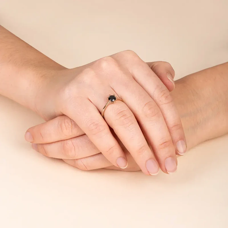 pierscionek-zareczynowy-z-czarnym-diamentem-1-90ct-rozowe-zloto (3).webp