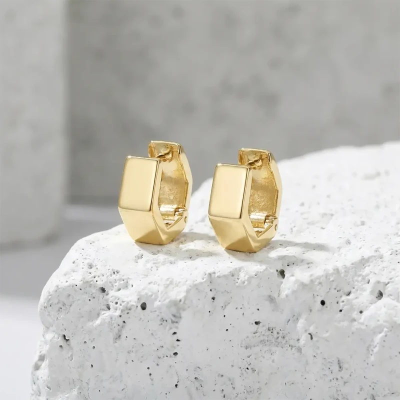 srebrne-pozlacane-kolczyki-geometryczne-heksagon-minimalistyczne-huggie (2).webp