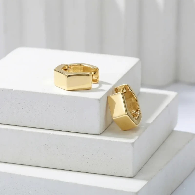 srebrne-pozlacane-kolczyki-geometryczne-heksagon-minimalistyczne-huggie (3).webp