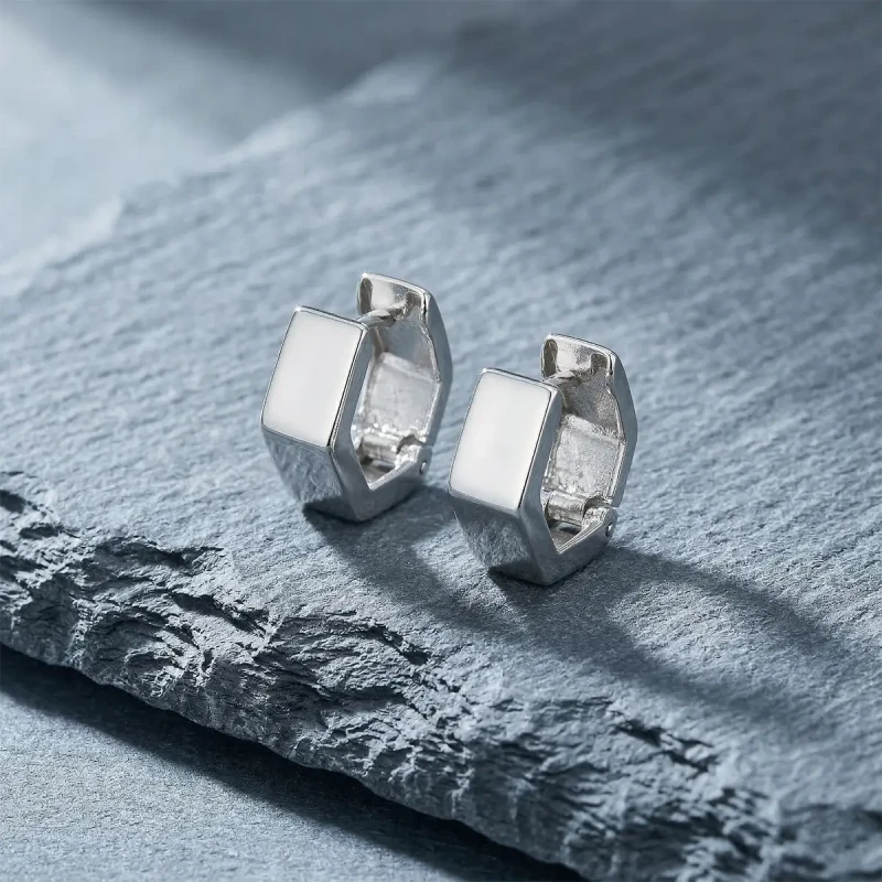 srebrne-kolczyki-geometryczne-heksagon-minimalistyczne-huggie (2).webp