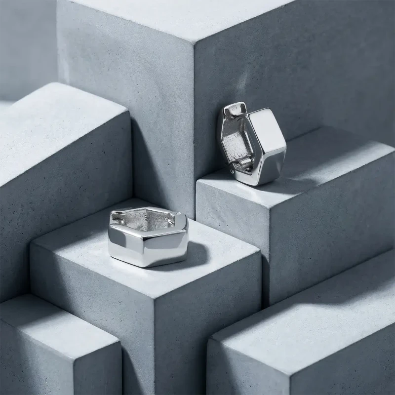 srebrne-kolczyki-geometryczne-heksagon-minimalistyczne-huggie (3).webp