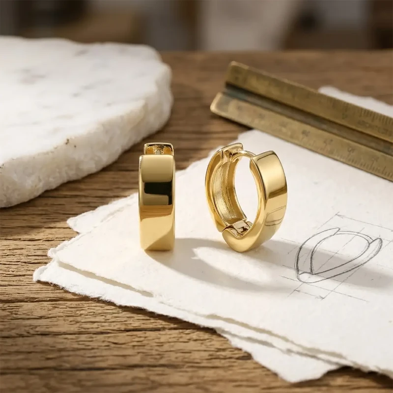 kolczyki-V-huggie-srebrne-pozlacane (2).webp