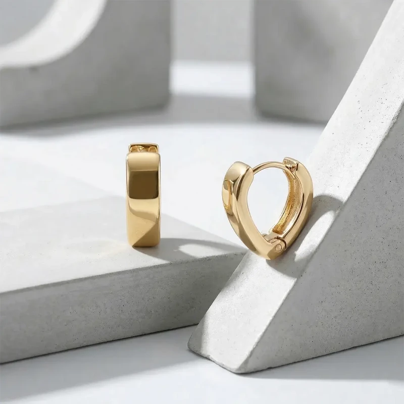 kolczyki-V-huggie-srebrne-pozlacane (3).webp