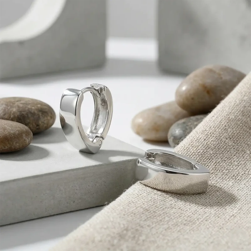 kolczyki-V-huggie-srebrne (2).webp