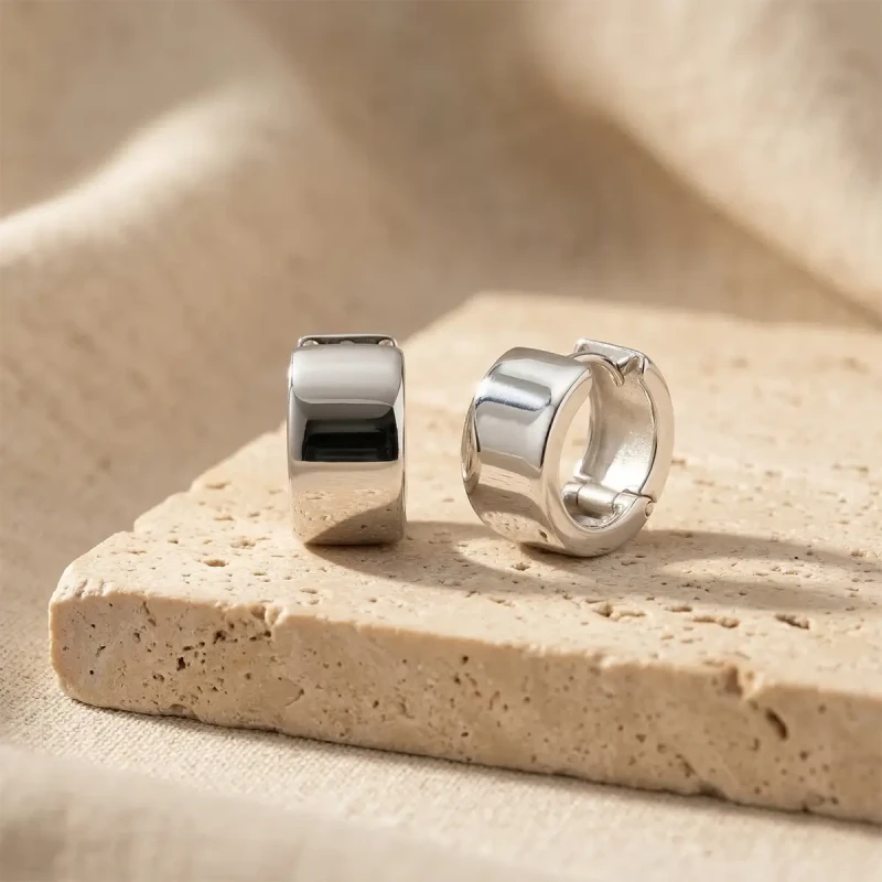 Kolczyki-szerokie-gladkie-proste-huggie-kollka-srebrne (2).webp