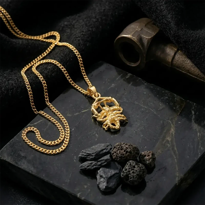 zawieszka-wisiorek-srebrny-pozlacany-znak-zodiaku-meski-skorpion-z-lancuszkiem-2.webp